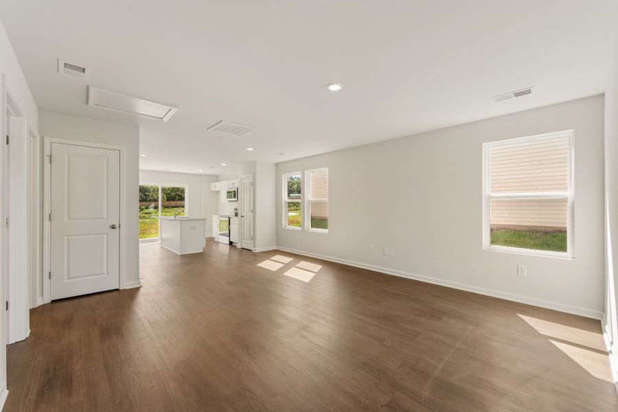 Spacious, unfurnished interior of a new home in Evergreen, Spartanburg (Image 9).