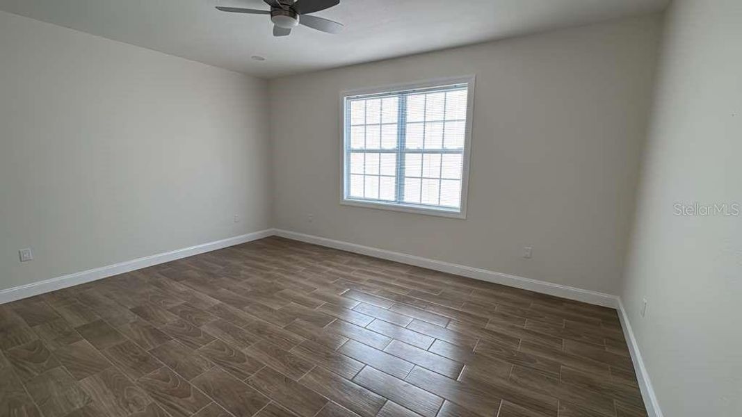 Spacious, unfurnished interior of a new home in , Sebring (Image 8).