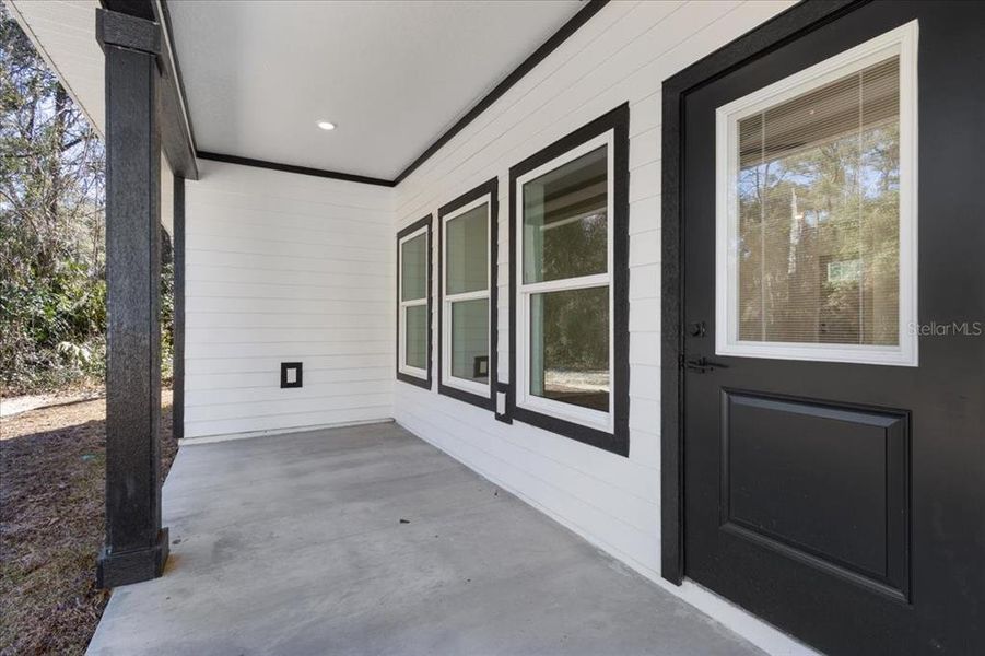 Exterior details and patio area of a home in , Fanning Springs (Image 3).
