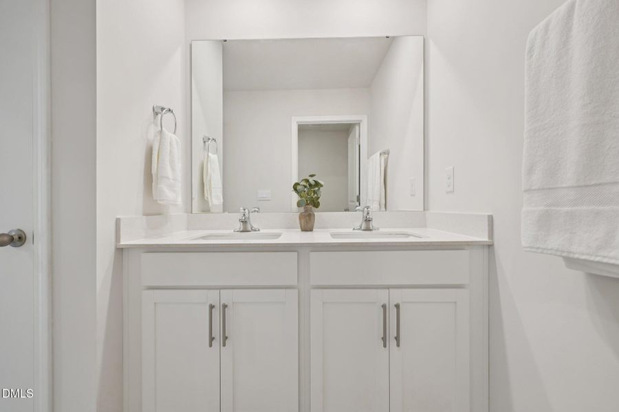 shared bath 2-Blue Aspen Dr-S2009-032