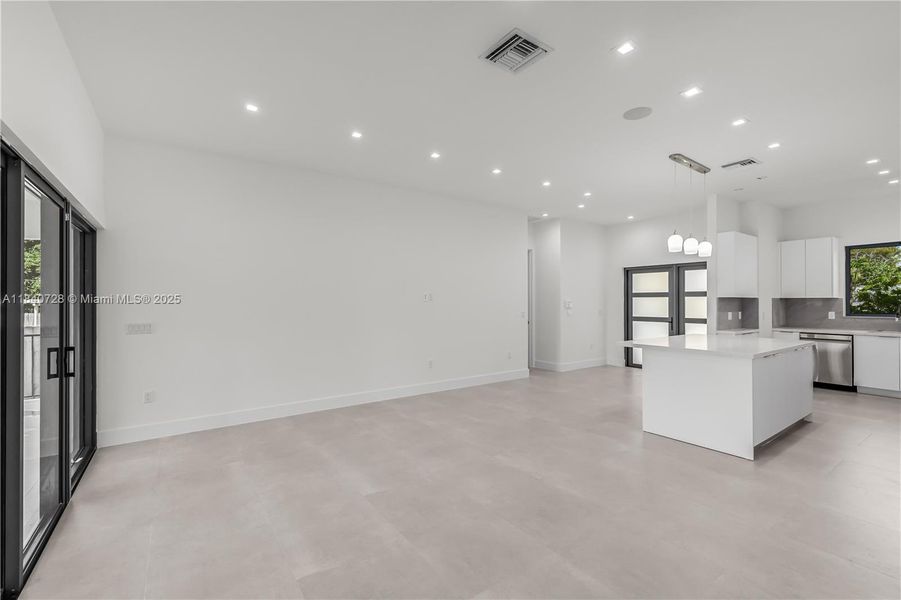 Spacious, unfurnished interior of a new home in , Biscayne Park (Image 46).