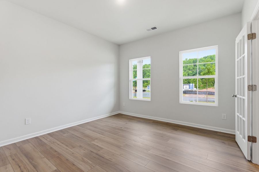Spacious, unfurnished interior of a new home in Piper Creek, Newton (Image 24).