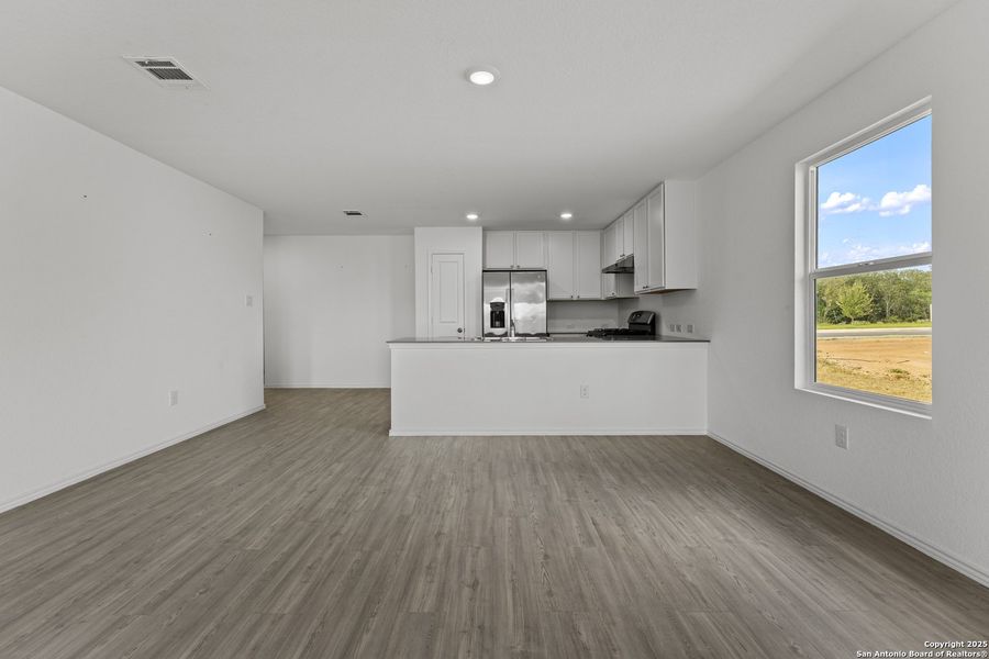 Spacious, unfurnished interior of a new home in Lodi Grove, Floresville (Image 15).