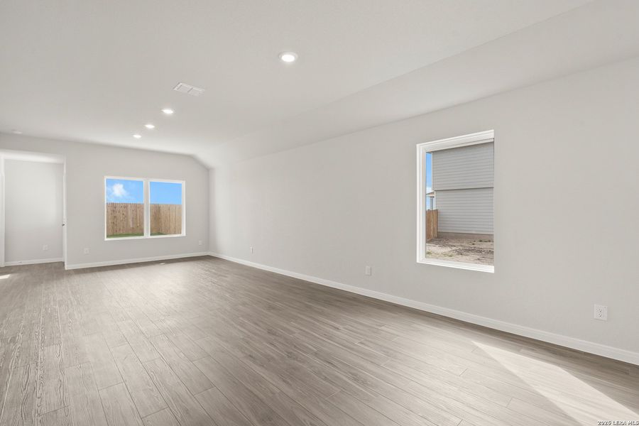 Spacious, unfurnished interior of a new home in Dauer Ranch, New Braunfels (Image 20). Spacious, unfurnished interior of a new home in Dauer Ranch, New Braunfels (Image 20).