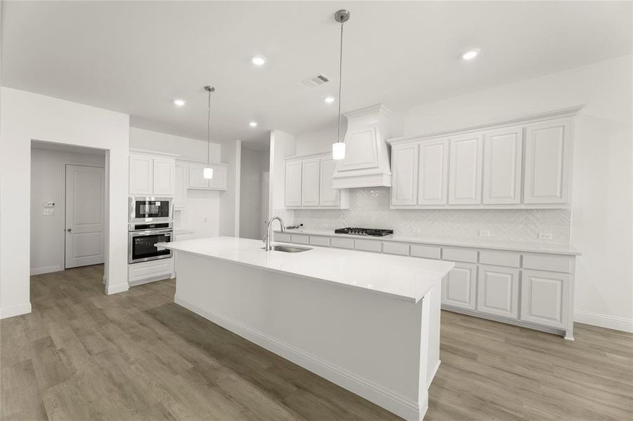 10. 4010 Tamarack - Kitchen (2) 10. 4010 Tamarack - Kitchen (2)