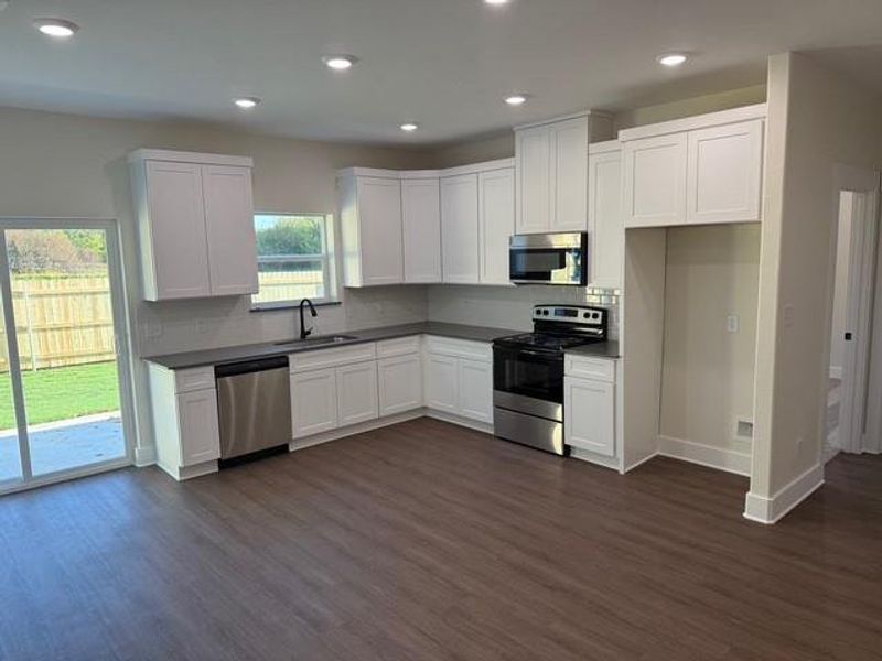 Eat in Kitchen, granite tops, tile backsplash, undermount kitchen sink, ss appliances Eat in Kitchen, granite tops, tile backsplash, undermount kitchen sink, ss appliances