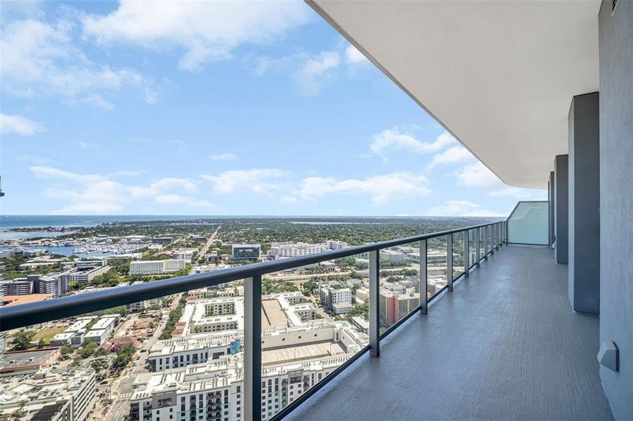 Condo located in St. Petersburg, FL showcasing its design and architecture (Image 26).