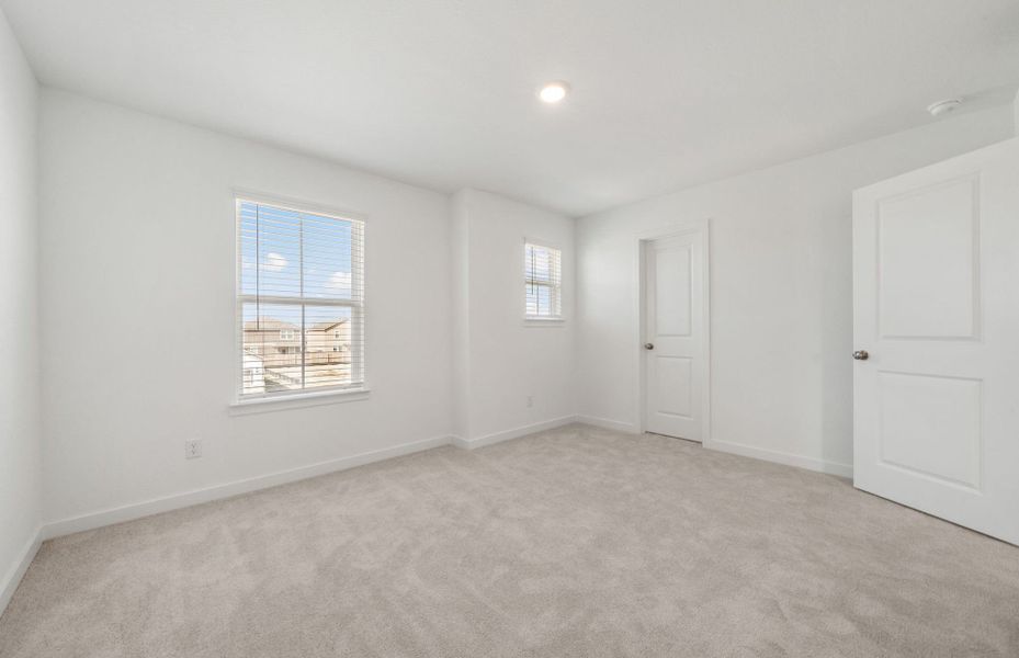 Spacious, unfurnished interior of a new home in Sunfield, Buda (Image 15).