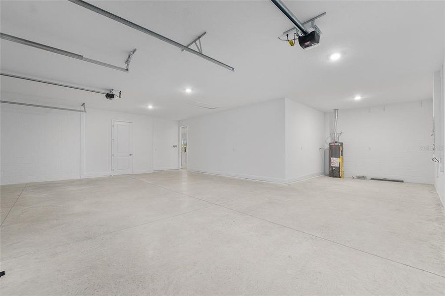 Spacious, unfurnished interior of a new home in , Ocala (Image 55).