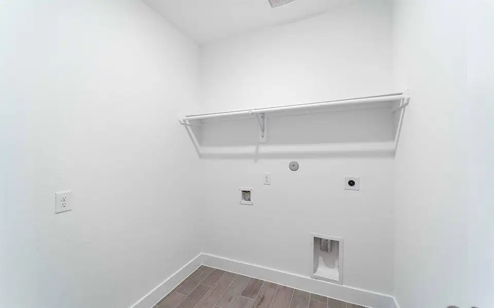 Spacious, unfurnished interior of a new home in River Ranch Meadows, Dayton (Image 7).