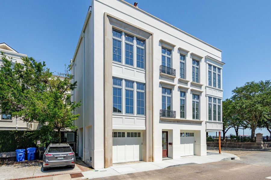 Condo located in Charleston, SC showcasing its design and architecture (Image 4).