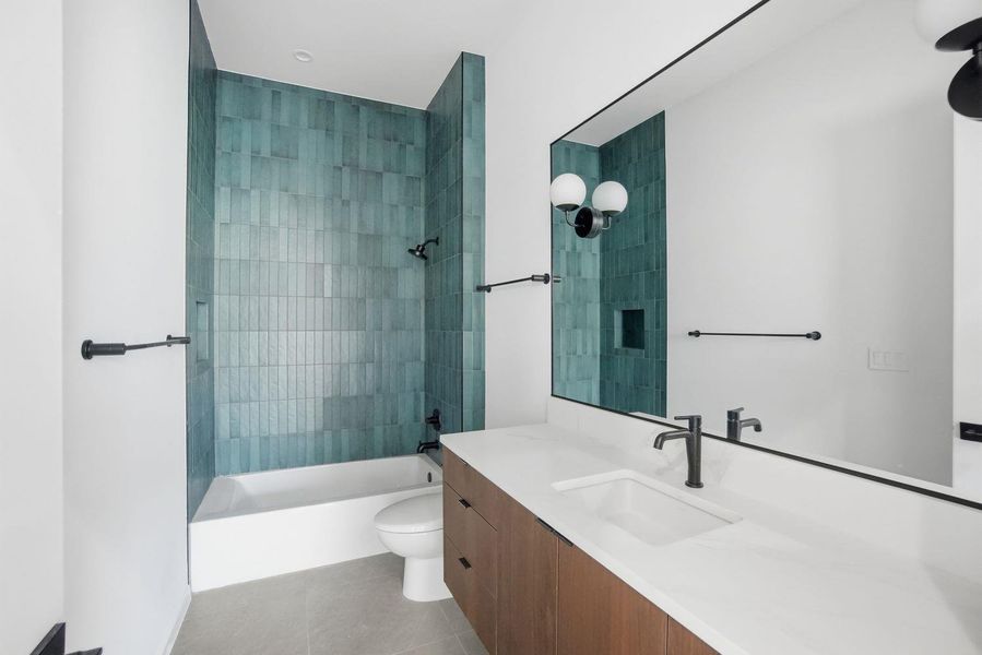 Middle floor hall bath