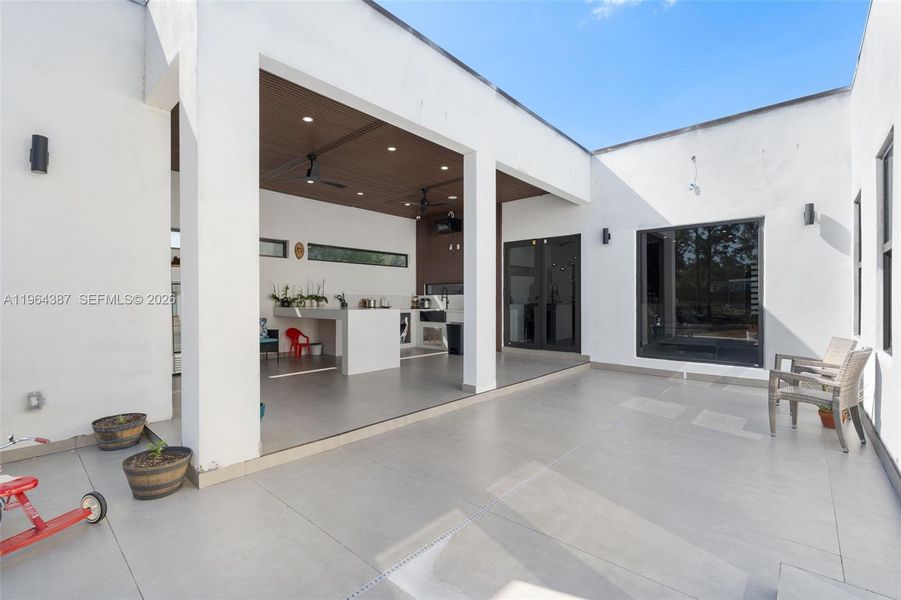 Exterior details and patio area of a home in , Clewiston (Image 24).