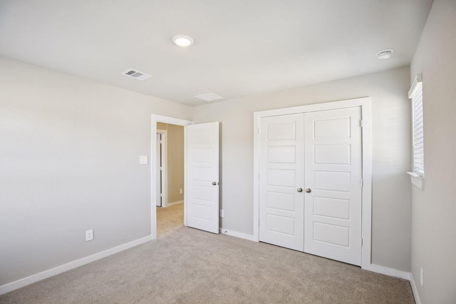 Spacious, unfurnished interior of a new home in Stewart's Ranch, Conroe (Image 31).