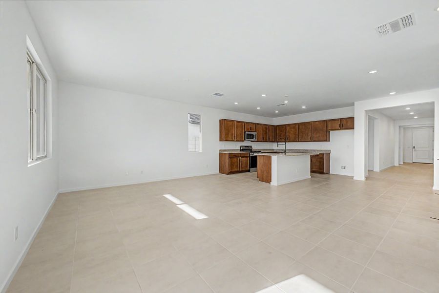 Spacious, unfurnished interior of a new home in Frontera, Surprise (Image 8).