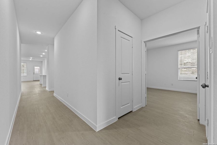 Spacious, unfurnished interior of a new home in Sky Ranch, New Braunfels (Image 11).