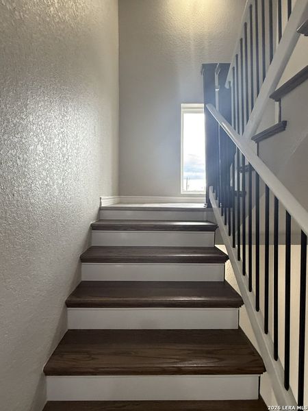 Spacious, unfurnished interior of a new home in , Canyon Lake (Image 18).