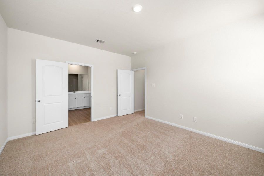 Spacious, unfurnished interior of a new home in Lago Mar, Texas City (Image 9).