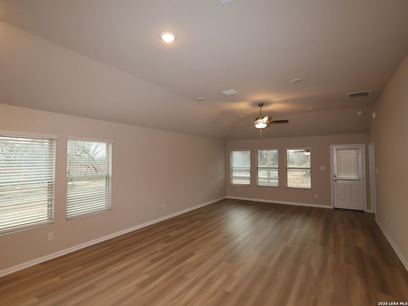 Spacious, unfurnished interior of a new home in Jordan's Ranch, San Antonio (Image 21).