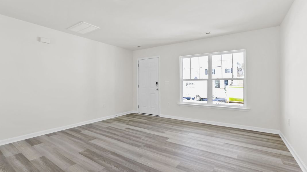 Spacious, unfurnished interior of a new home in Cloverdale Hills, Piedmont (Image 16).