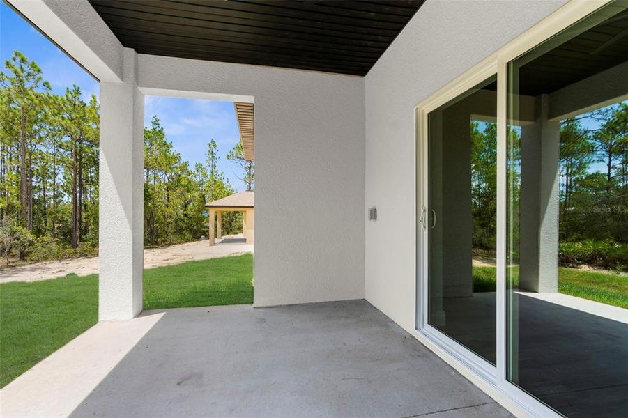Exterior details and patio area of a home in , Weeki Wachee (Image 40).