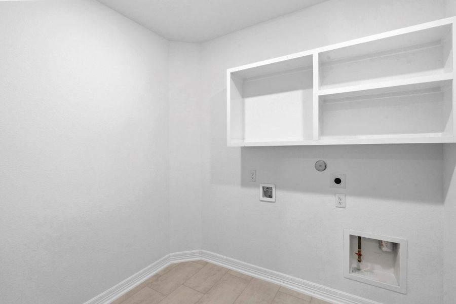 Spacious, unfurnished interior of a new home in Sunterra Lakes, Brookshire (Image 35).