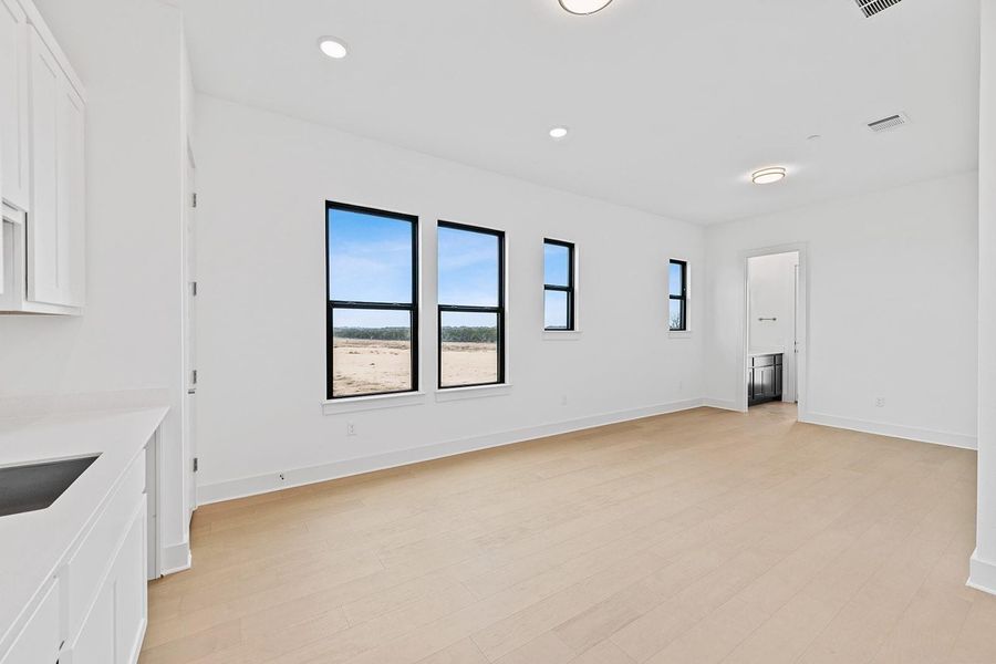 Spacious, unfurnished interior of a new home in Hilltop Ranch, Leander (Image 24).