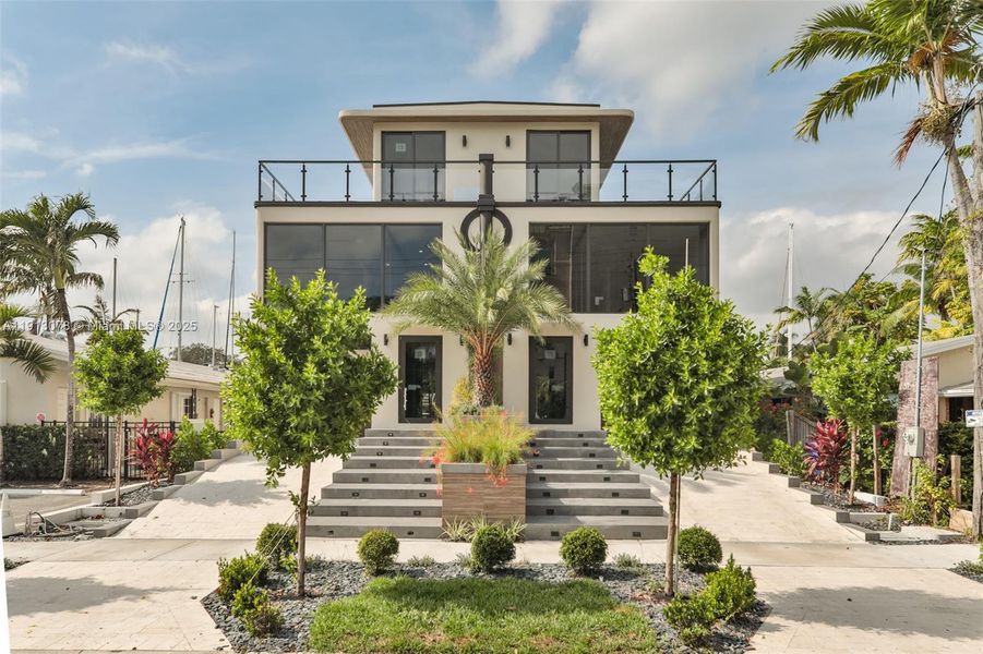 Exterior details and patio area of a home in , Fort Lauderdale (Image 3).