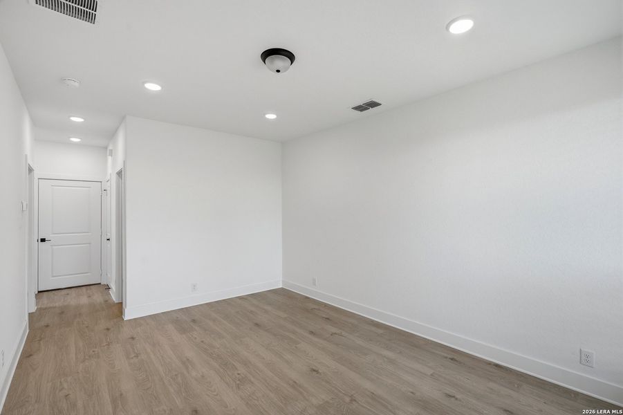 Spacious, unfurnished interior of a new home in Prominence Urban, San Antonio (Image 20).