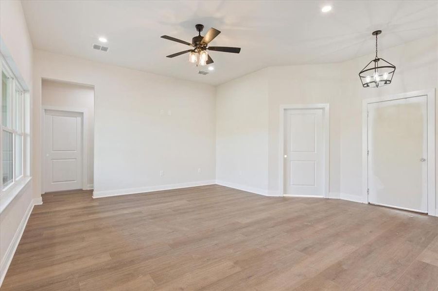 Spacious, unfurnished interior of a new home in , Riesel (Image 20).