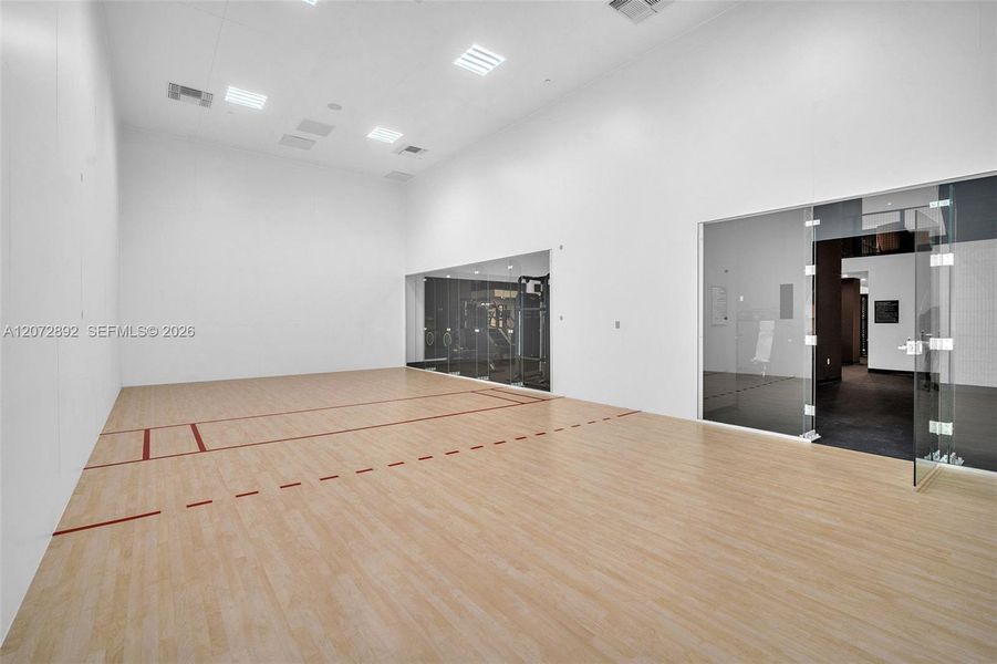 Spacious, unfurnished interior of a new home in , Miami (Image 24).