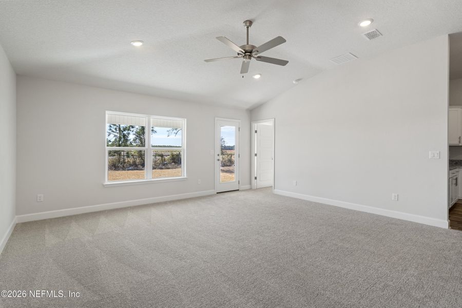 Spacious, unfurnished interior of a new home in , Green Cove Springs (Image 13).