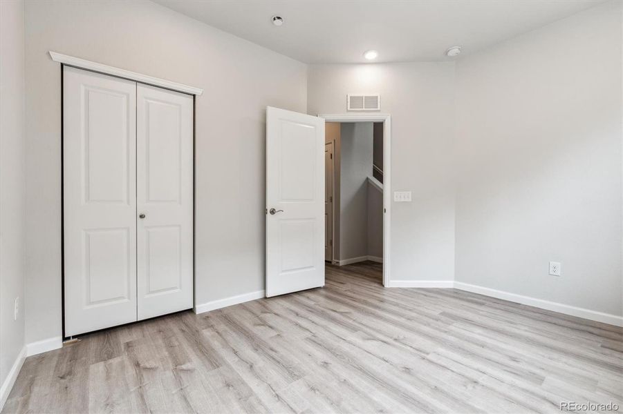 Spacious, unfurnished interior of a new home in Townhome Collection at Grand Vue at Interlocken, Broomfield (Image 13).