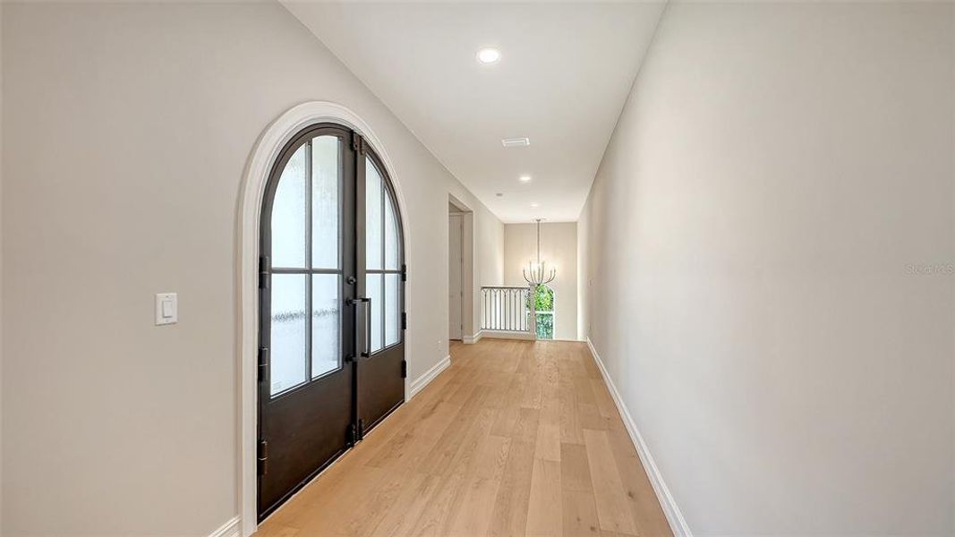 Spacious, unfurnished interior of a new home in , Sarasota (Image 22).