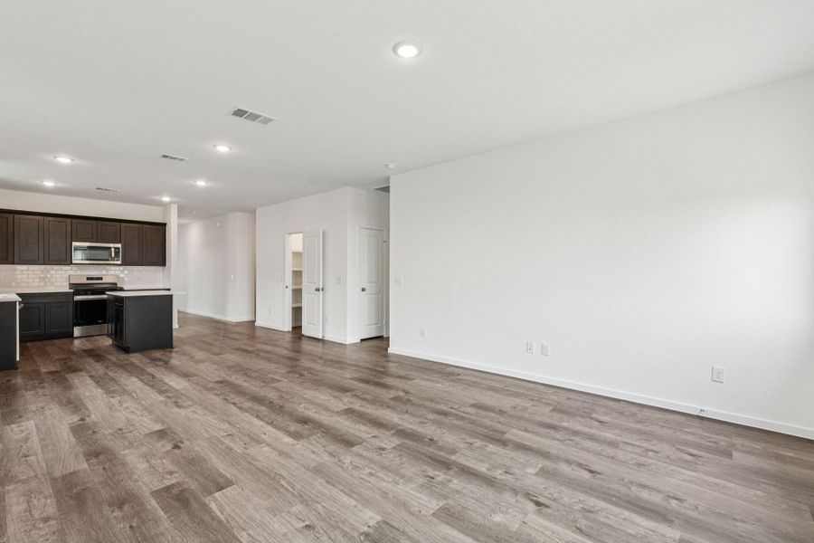 Spacious, unfurnished interior of a new home in River Ranch, Dayton (Image 21).