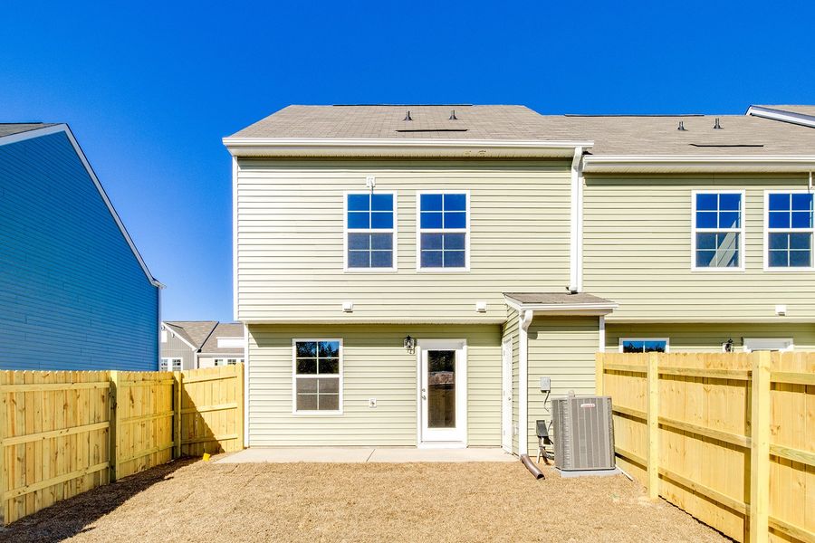 Exterior details and patio area of a home in Astoria, Columbia (Image 18).