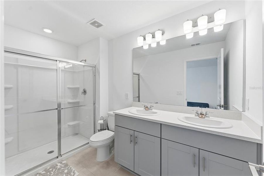 Furnished interior view inside a new home in , Kissimmee (Image 10).