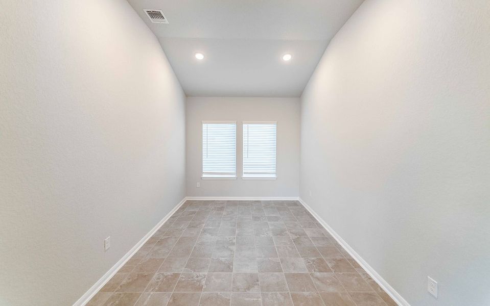 Spacious, unfurnished interior of a new home in Cloud Country, New Braunfels (Image 10).