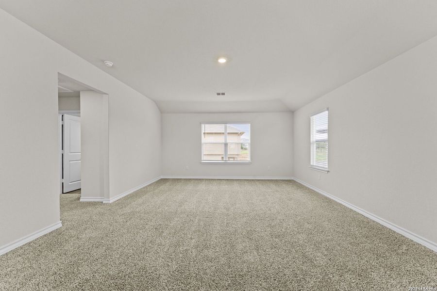 Spacious, unfurnished interior of a new home in Laurel Vistas, San Antonio (Image 20).