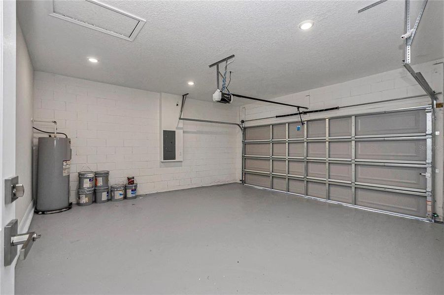 Spacious, unfurnished interior of a new home in , Ocala (Image 16).