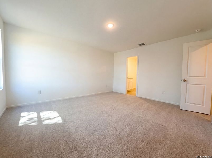 Spacious, unfurnished interior of a new home in Hunters Ranch, San Antonio (Image 16).