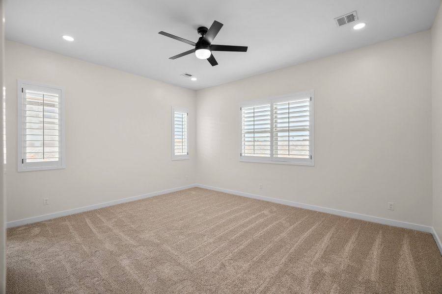 Spacious, unfurnished interior of a new home in Verdancia, El Paso (Image 43).