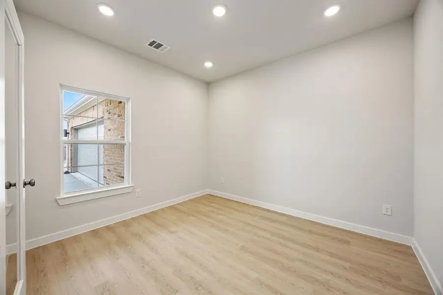 Spacious, unfurnished interior of a new home in Summerwood Estates, Red Oak (Image 11).