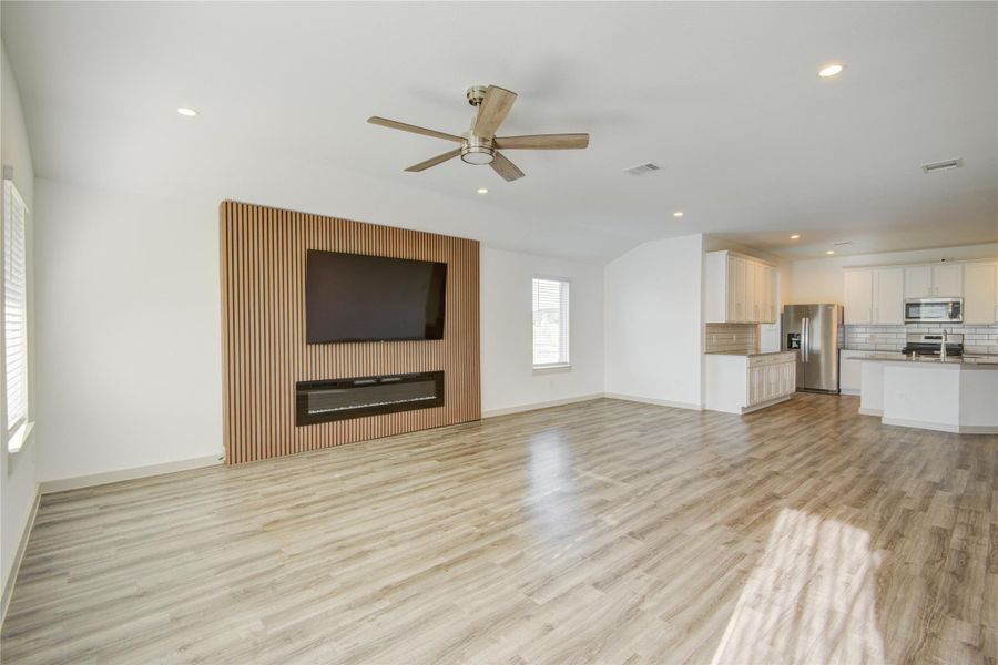 Spacious, unfurnished interior of a new home in , Rosharon (Image 34).