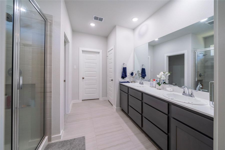 Furnished interior view inside a new home in Mason Woods, Cypress (Image 38). Furnished interior view inside a new home in Mason Woods, Cypress (Image 38).