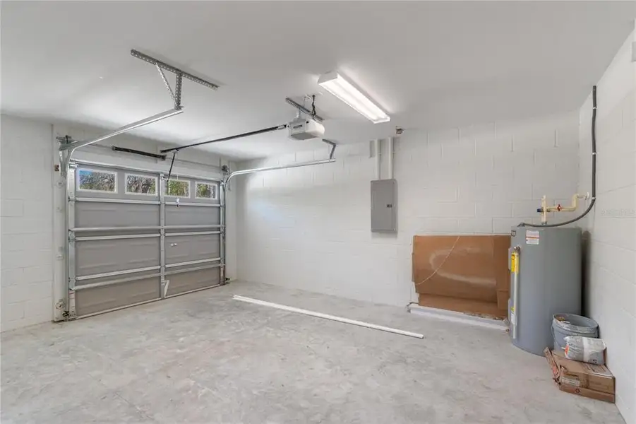 Spacious, unfurnished interior of a new home in , Ocala (Image 21).