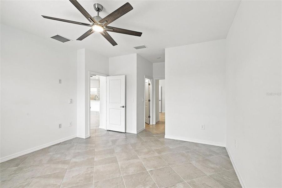 Spacious, unfurnished interior of a new home in , Venice (Image 31).