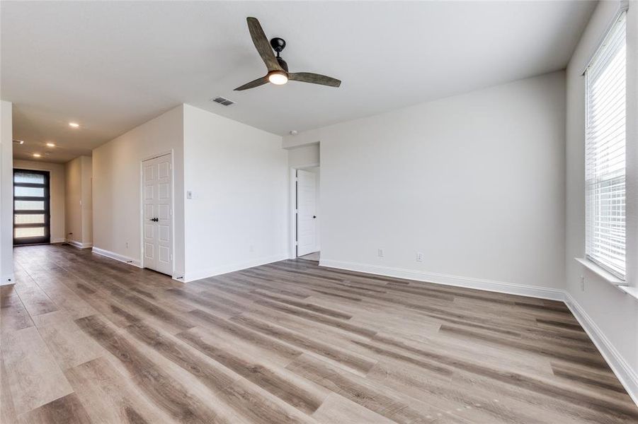 Spacious, unfurnished interior of a new home in Eagle Creek, Denton (Image 16).