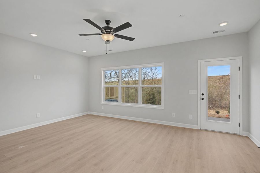 Spacious, unfurnished interior of a new home in Oxford Station, Gallatin (Image 36).