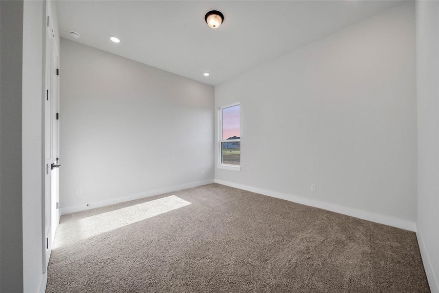 Spacious, unfurnished interior of a new home in Magnolia Bend, Rosharon (Image 38).